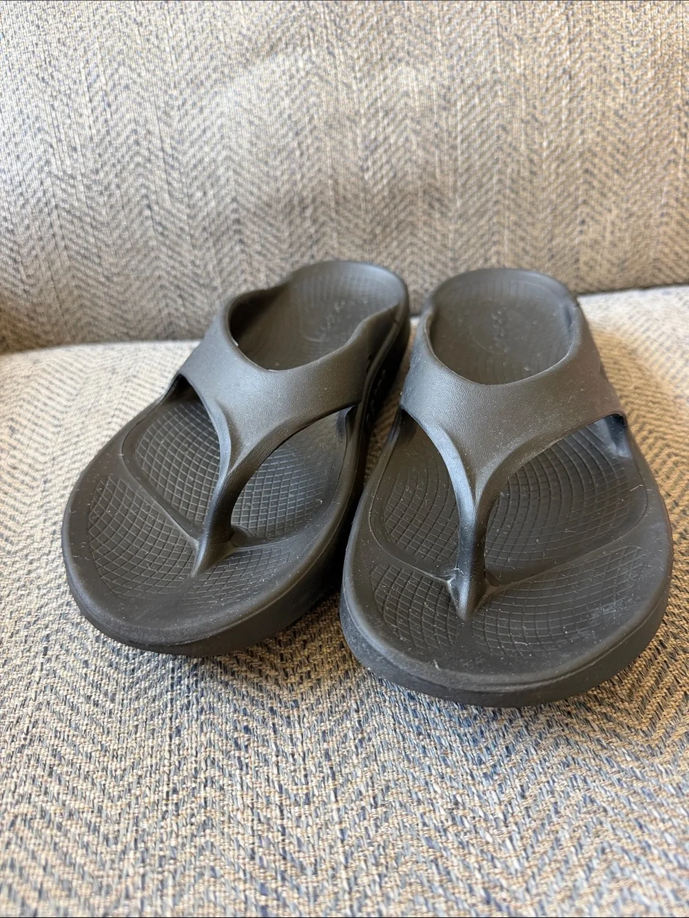 OOFOS OOlala Luxe Unisex Black Thong Flip Flop Sandals Size M7/W9 (Eu:40)